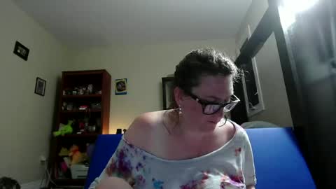 fuzzypeaches87 online show from June 12, 2026, 5:17 am