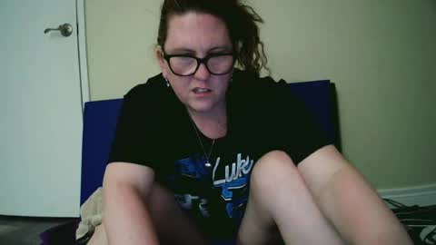 fuzzypeaches87 online show from June 15, 2026, 4:04 am