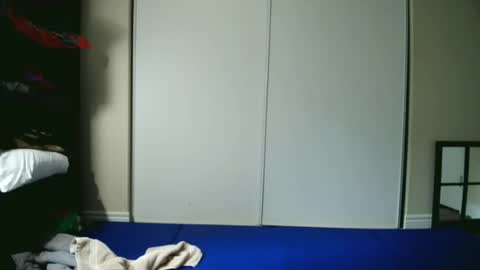 fuzzypeaches87 online show from June 17, 2026, 3:35 pm