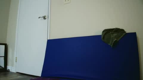 fuzzypeaches87 online show from June 20, 2026, 2:47 am