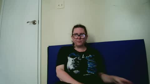 fuzzypeaches87 online show from June 20, 2026, 4:43 pm