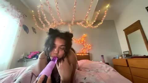 Snapshot of g0ddess27 chatting on April 14, 2026, 11:00 pm Goddess27 online show from April 14, 2026, 11:00 pm