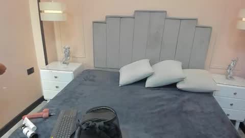   online show from October 25, 2025, 12:02 pm