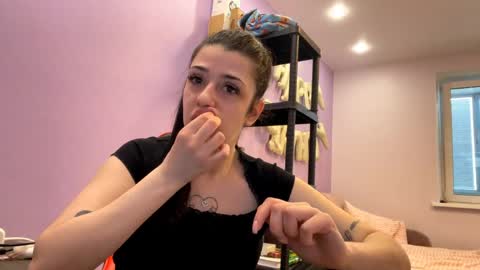 Nika online show from May 19, 2026, 9:48 am