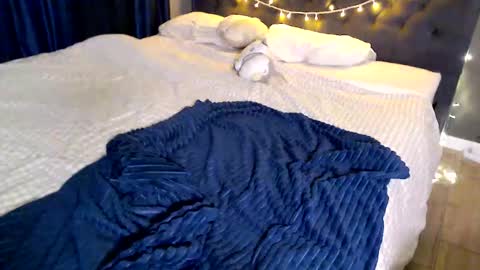 Snapshot of galaxyandromeda chatting on December 19, 2025, 8:10 am My name Lou 3 online show from December 19, 2025, 8:10 am