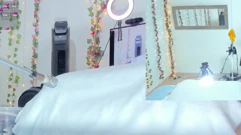 Snapshot of genesis__love_ chatting on October 28, 2025, 9:24 am Genesis online show from October 28, 2025, 9:24 am