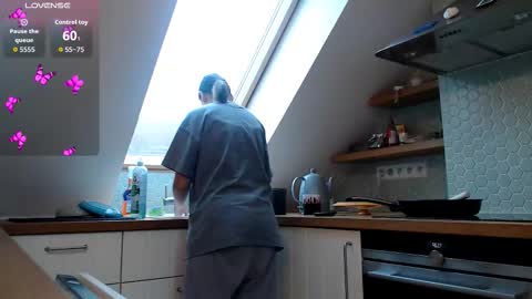 genev__ievee online show from December 22, 2025, 10:56 am