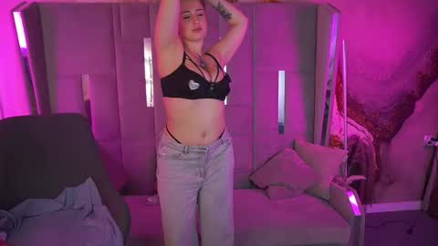 gentleadellee online show from November 10, 2025, 1:43 pm