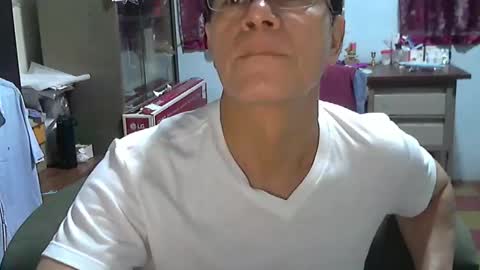 Snapshot of genuino2019 chatting on April 1, 2026, 4:02 am Genuino online show from April 1, 2026, 4:02 am