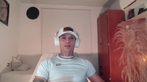 independent model online show from December 7, 2024, 5:26 am