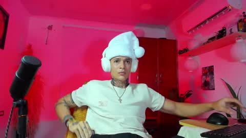 independent model online show from December 25, 2024, 2:46 am