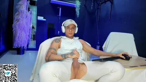independent model online show from May 8, 2026, 8:14 pm