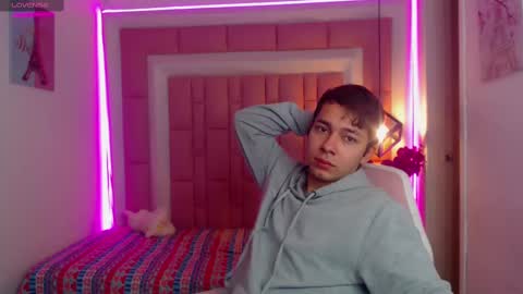 Snapshot of georgesmith_1 chatting on December 10, 2024, 9:01 am GEORGE online show from December 10, 2024, 9:01 am