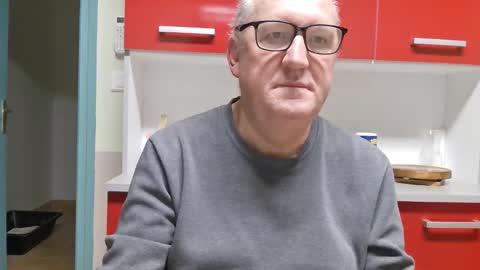 gerardlp131313 online show from November 1, 2025, 7:49 pm