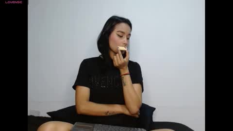 Snapshot of gia_lee10 chatting on November 6, 2025, 4:02 am Gia Lee online show from November 6, 2025, 4:02 am