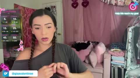 Snapshot of giaavalentinee chatting on October 1, 2025, 12:49 am Gia online show from October 1, 2025, 12:49 am