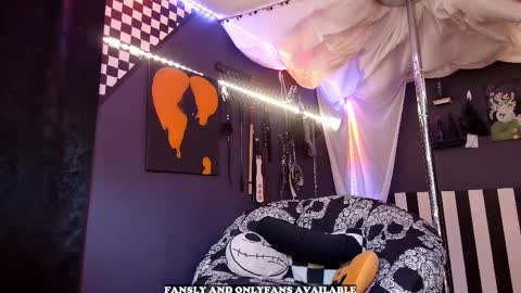 Giggles online show from February 17, 2026, 9:21 pm