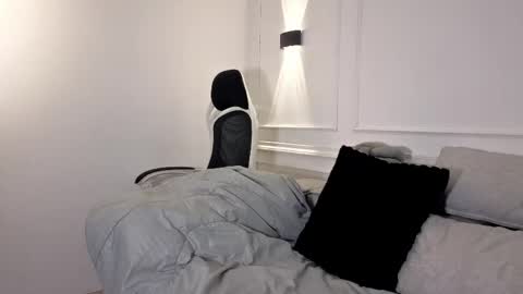 Giigii Hadid  online show from May 23, 2026, 7:51 pm
