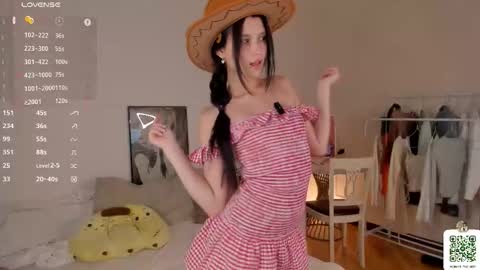 Mia online show from December 15, 2025, 8:07 am