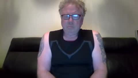 Snapshot of gimmmieoooo chatting on March 18, 2026, 9:01 am gimmmieoooo online show from March 18, 2026, 9:01 am