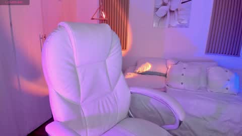 Kendall online show from December 14, 2024, 4:09 pm