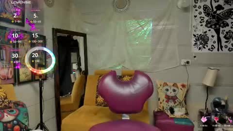 girl_luna_ online show from September 18, 2025, 11:29 pm