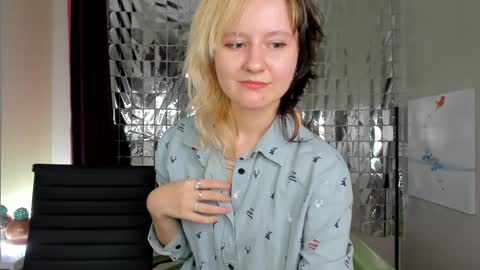 girl_next_doorr online show from January 5, 2025, 4:59 pm