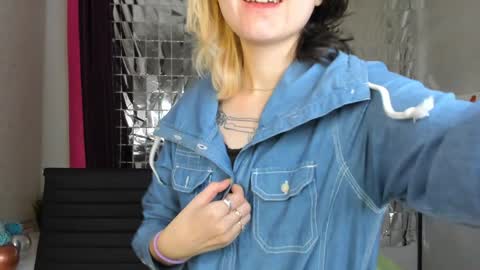 girl_next_doorr online show from January 12, 2025, 12:23 pm