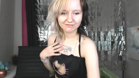 girl_next_doorr online show from January 18, 2025, 3:27 pm