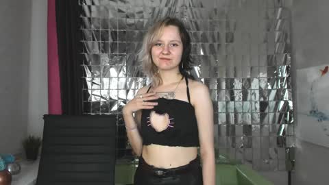 girl_next_doorr online show from January 18, 2025, 6:32 pm