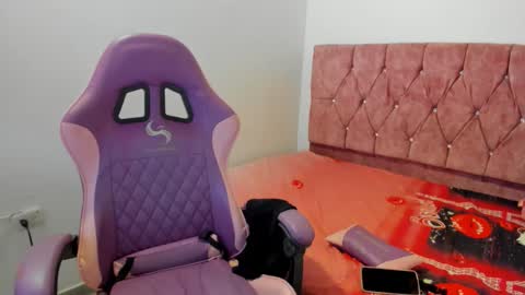 girl_princess18 online show from April 28, 2026, 9:20 pm
