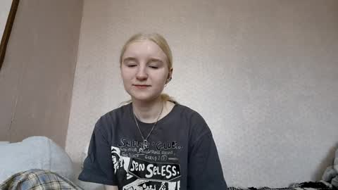 Snapshot of glennabeem chatting on April 7, 2026, 7:09 am Laura online show from April 7, 2026, 7:09 am