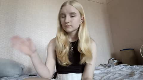 Snapshot of glennabeem chatting on April 10, 2026, 11:04 am Laura online show from April 10, 2026, 11:04 am