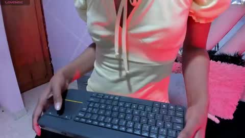 Snapshot of gletty_noa chatting on January 23, 2025, 10:43 am gletty noa online show from January 23, 2025, 10:43 am