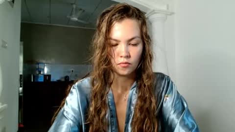 Snapshot of glitter_doll chatting on October 28, 2025, 8:18 am glitter_doll online show from October 28, 2025, 8:18 am