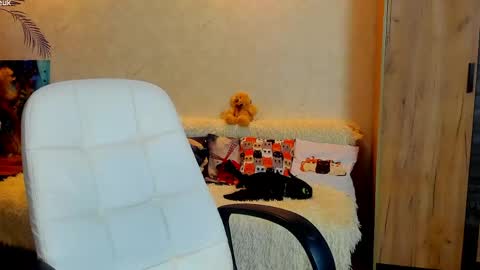 Gloria Wood online show from May 4, 2026, 9:00 pm