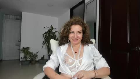 gloriacrespo online show from February 13, 2025, 8:55 pm
