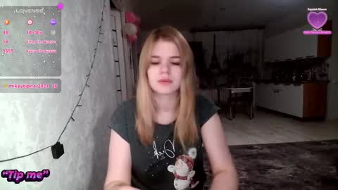 Snapshot of glossy_girl_1 chatting on January 7, 2025, 2:31 am Roxy online show from January 7, 2025, 2:31 am