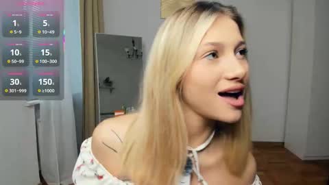 Snapshot of glossybabe_ chatting on October 7, 2025, 7:38 am Cherry online show from October 7, 2025, 7:38 am