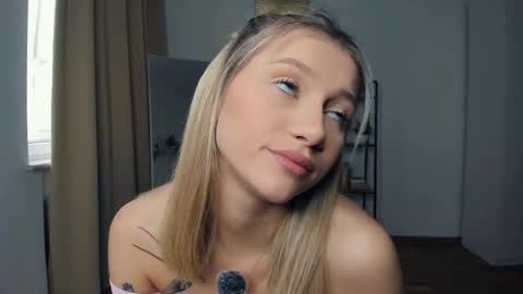 Snapshot of glossybabe_ chatting on October 16, 2025, 7:20 am Cherry online show from October 16, 2025, 7:20 am