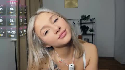 Snapshot of glossybabe_ chatting on October 27, 2025, 7:45 am Cherry online show from October 27, 2025, 7:45 am