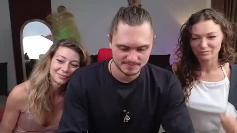 Snapshot of goddess_marylin chatting on December 4, 2024, 2:31 am   330 UTC2 girls   online show from December 4, 2024, 2:31 am