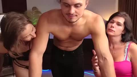 Snapshot of goddess_marylin chatting on December 5, 2024, 6:21 am   330 UTC2 girls   online show from December 5, 2024, 6:21 am