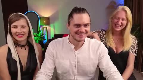 Snapshot of goddess_marylin chatting on December 13, 2024, 3:38 am   330 UTC2 girls   online show from December 13, 2024, 3:38 am