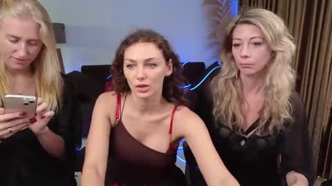 Snapshot of goddess_marylin chatting on December 19, 2024, 3:40 am   330 UTC2 girls   online show from December 19, 2024, 3:40 am