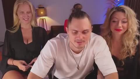 Snapshot of goddess_marylin chatting on February 12, 2025, 3:18 am   330 UTC2 girls   online show from February 12, 2025, 3:18 am