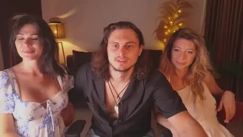 Snapshot of goddess_marylin chatting on February 21, 2025, 2:50 am   330 UTC2 girls   online show from February 21, 2025, 2:50 am