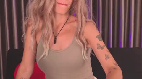 Snapshot of goddess_stars chatting on April 13, 2026, 11:27 am Katarina online show from April 13, 2026, 11:27 am
