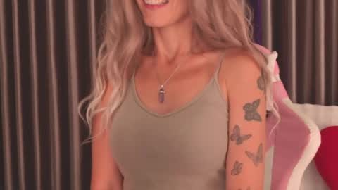 Snapshot of goddess_stars chatting on April 15, 2026, 10:33 am Katarina online show from April 15, 2026, 10:33 am
