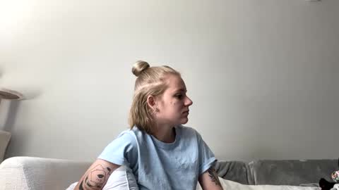 feyaa22 online show from December 4, 2024, 2:04 pm